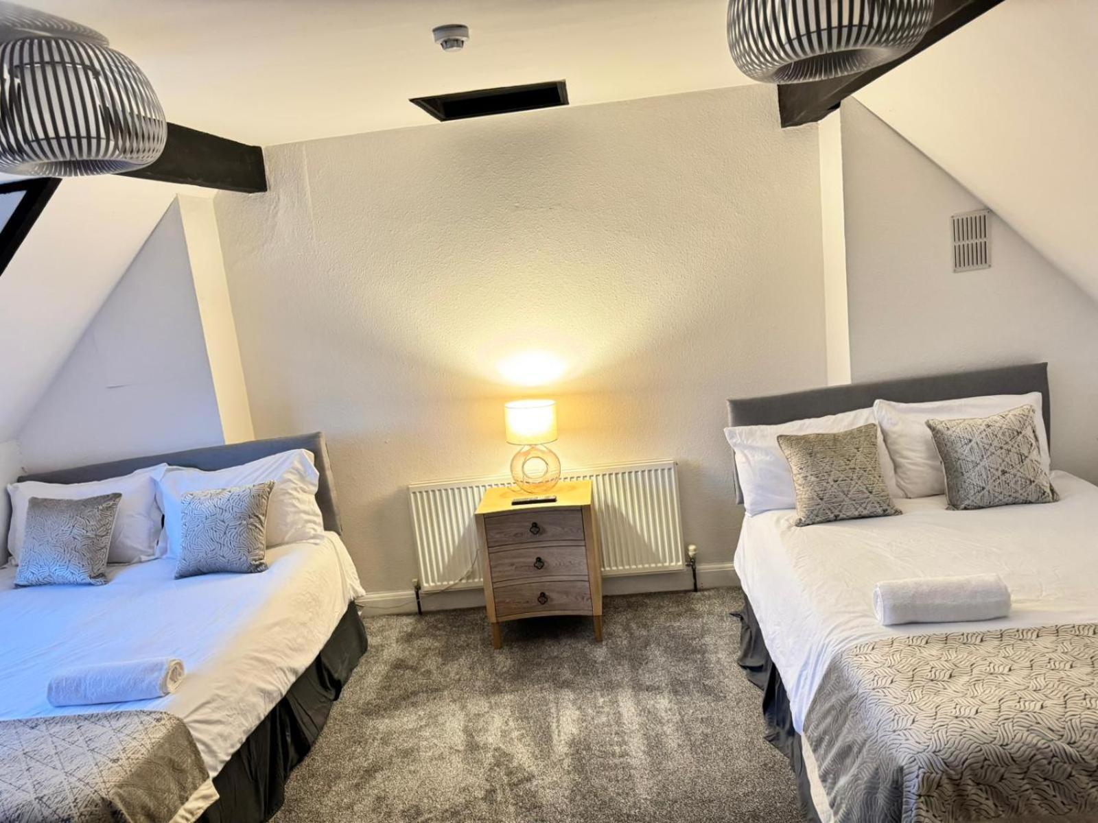 Shm Stays Solihull Hs2 Nec Airport Nr M6 M40 M42 Great For Long & Short Stays 15 Min Walk To Train Station 5 Min Drive To Town Centre Outside Bus Stops & Supermarket Free Parking Exterior photo